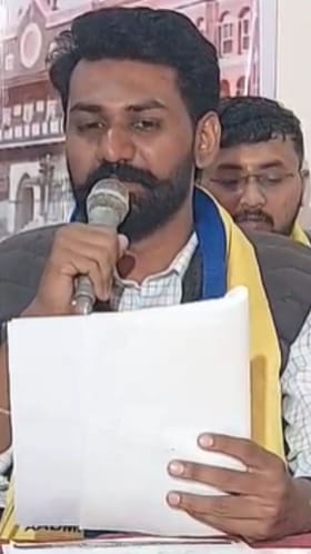 कोल्हापुरात 'आप' आणि राजर्षी शाहू आघाडीच्या उमेदवारांकडून मतदारांना स्टॅम्पवर शपथपत्र.