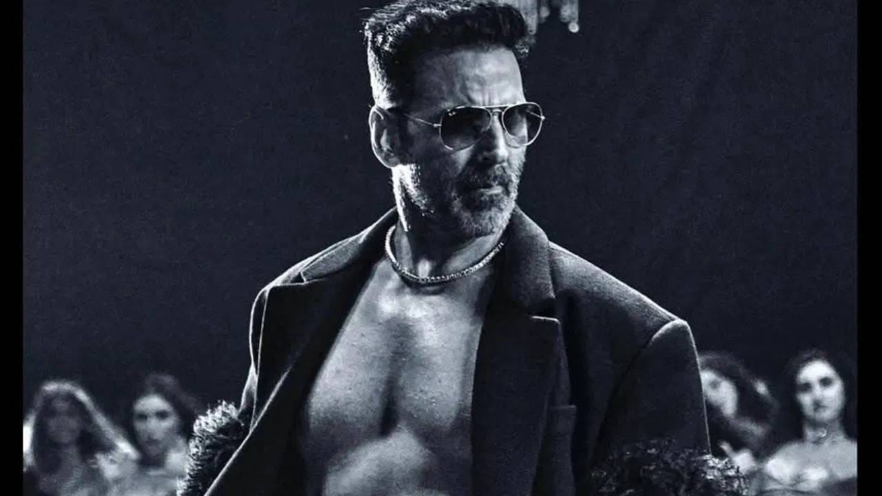 आता अक्षय कुमार त्याच्या एका मोठ्या चित्रपटामुळे चर्चेत आहे. तिथे त्याने कॉमेडीच्या खिलाडीसोबत हातमिळवणी केली आहे. रिपोर्टनुसार त्या चित्रपटात 3-3 हिरॉईन्स आहेत. अक्षय कुमार त्याच्या आतापर्यंतच्या करिअरमध्ये अनेक हिरॉईन्ससोबत काम केलं आहे. 