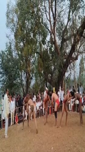 भव्य कुस्ती मैदान...  जंगी आखाडा पाहण्यासाठी कुस्ती शौकिनांची मोठी गर्दी.