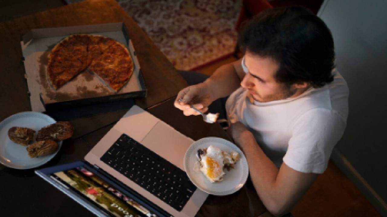 रात्री उशिरा जेवल्याने शरीराच्या सर्कॅडियन रिदममध्ये व्यत्यय येतो, ज्यामुळे मूत्रपिंडातील सोडियम बॅनेल्स, इन्सुलिन सेन्सिव्हिटी आणि झोपेची गुणवत्ता प्रभावित होते. रिसर्चनुसार, संध्याकाळी किंवा रात्री जास्त कॅलरीज घेतल्याने रात्रीचा रक्तदाब वाढू शकतो आणि दीर्घकाळात उच्च रक्तदाबाचा धोका वाढत जातो.  