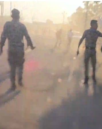 जळगावात फेर मतमोजणीच्या मागणीसाठी जमलेल्या जमावावर पोलीसांचा लाठीमार