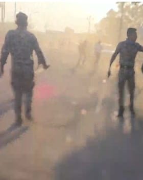 जळगावात फेर मतमोजणीच्या मागणीसाठी जमलेल्या जमावावर पोलीसांचा लाठीमार.