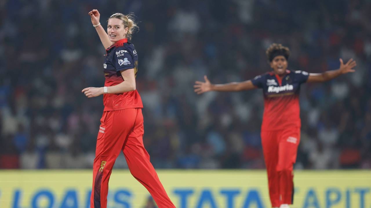 लॉरेन लॉरेन बेलने सामन्याची सुरुवात निर्धाव षटकाने केली. या षटकात एकही धाव फलंदाजांना काढता आली नाही. तिच्या पहिल्या दोन षटकांमध्ये एकूण 11 डॉट बॉल होते. मुंबई इंडियन्सची सलामीवीर अमेलिया केर आणि जी कमलिनी यांच्यावर प्रचंड दबाव आला होता . (Photo: RCB Twitter) 