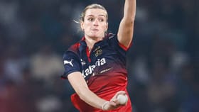 WPL 2026: 24 पैकी 19 चेंडू निर्धाव, आरसीबीच्या 6.2 फूट गोलंदाजाचा कहर.