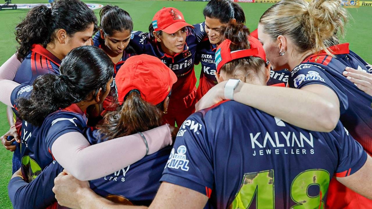 वुमन्स प्रीमियर लीग 2024 स्पर्धेच्या पहिल्याच सामन्यात आरसीबीने नाणेफेकीचा कौल जिंकला आणि प्रथम गोलंदाजी करण्याचा निर्णय घेतला. या सामन्यात मुंबईला 154 धावांवर रोखण्यात यश आलं. आरसीबीकडून नादीन डी क्लार्कने भेदक गोलंदाजी केली. तिने चार विकेट काढल्या. तर लॉरेन बेल आणि श्रेयंका पाटीलने प्रत्येकी एक विकेट घेतली. (Photo: RCB Twitter) 