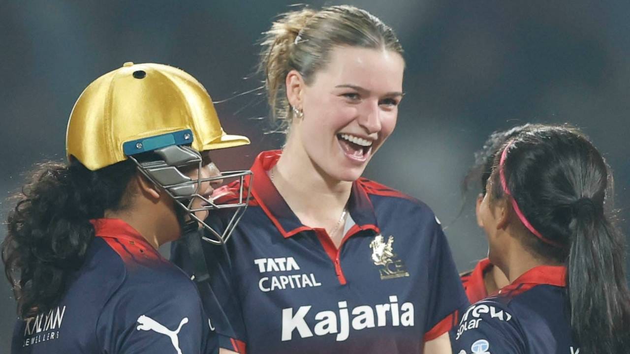 लॉरेन बेलची उंची 6 फूट 2 इंच असल्याने तिच्यासाठी ही एक मोठी फायद्याची बाब ठरली. हार्ड लेंथवरून गोलंदाजी करताना तिला अतिरिक्त उसळी मिळत होती.  ज्यामुळे फलंदाजांना खेळणे कठीण झाले. या सामन्यात तिची उंची आणि अचूक लाईन आणि लेंथने मुंबईच्या फलंदाजीला धक्का दिला . (Photo: WPL Twitter) 