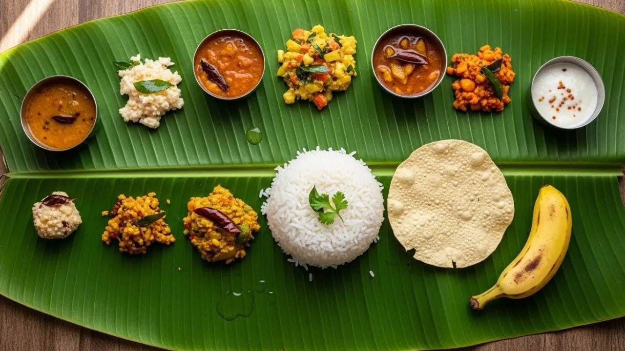 प्लास्टिक किंवा सिंथेटिक प्लेट्सच्या तुलनेत, केळीची पाने पूर्णपणे नैसर्गिक आणि रसायनमुक्त असतात. त्यामध्ये बीपीए किंवा थॅलेट्स सारखी हानिकारक रसायने नसतात, जी सामान्यतः प्लास्टिकमध्ये आढळतात. त्यामुळे अन्नात विषारी रसायने मिसळण्याचा धोका नसतो. 