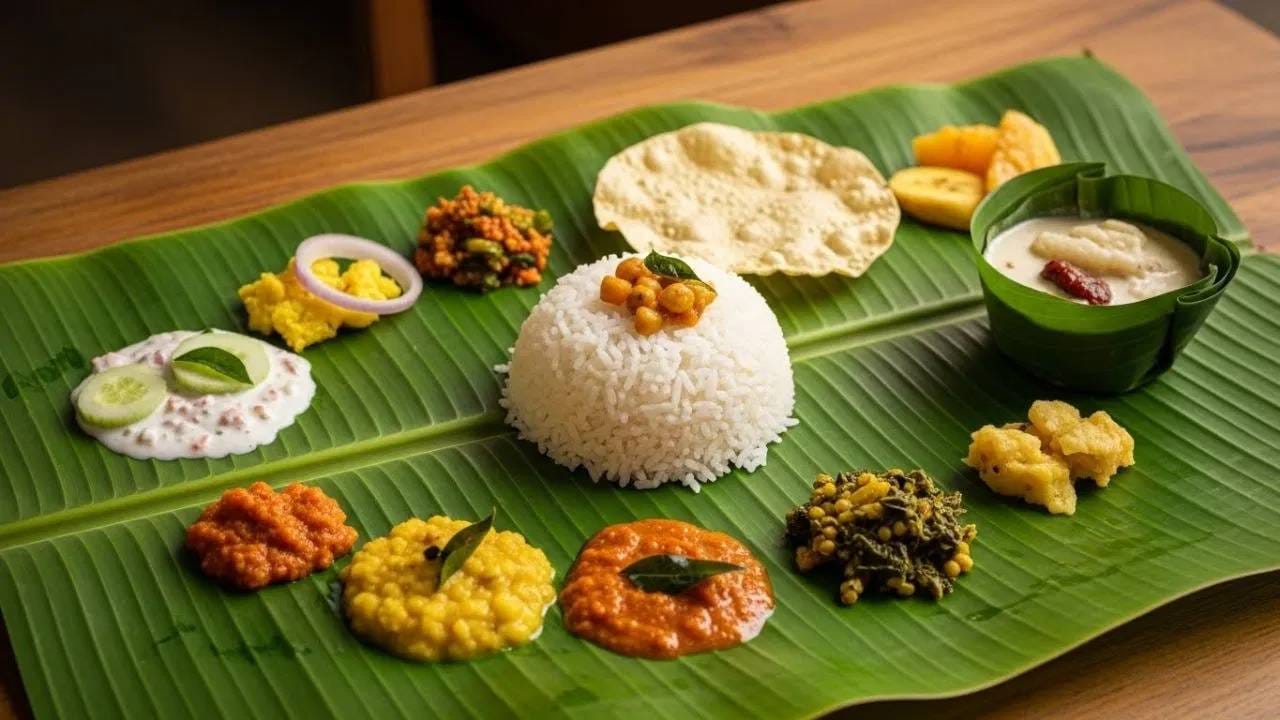 केळीच्या पानांमध्ये पॉलिफेनॉल नावाचे नैसर्गिक अँटीऑक्सिडंट्स असतात, जे ग्रीन टी आणि काही फळांमध्ये देखील आढळतात. जेव्हा पानांवर गरम अन्न ठेवले जाते तेव्हा हे पोषक घटक अन्नात विरघळू शकतात. हे अँटीऑक्सिडंट्स शरीरातील मुक्त रॅडिकल्सशी लढण्यास मदत करतात, ज्यामुळे कर्करोग, हृदयरोग आणि मधुमेह यांसारख्या गंभीर आजारांचा धोका कमी होतो.