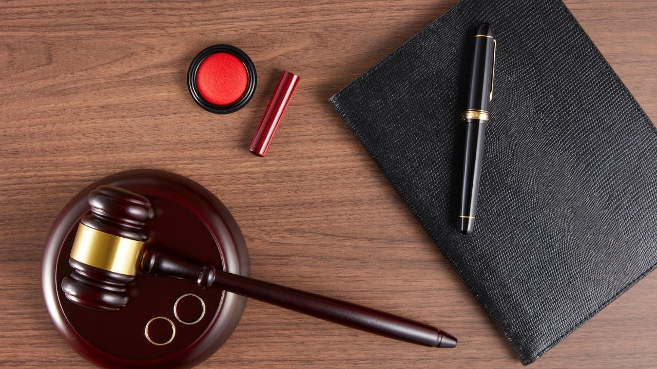 या गुन्ह्यात दोषी आढळल्यास १० वर्षांपर्यंत कारावास आणि दंड अशा दोन्ही शिक्षांची तरतूद आहे. जर पीडित मुलगी १८ वर्षांखालील असेल, तर आरोपीवर 'पॉक्सो' (Protection of Children from Sexual Offences) कायद्यांतर्गत कारवाई केली जाते.