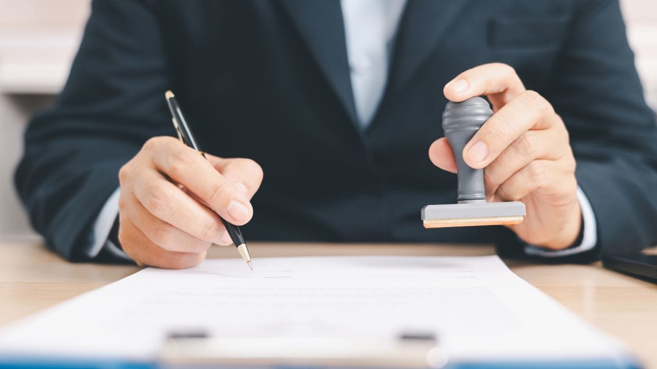 कायद्यानुसार, केवळ तक्रार केली म्हणून कुणालाही शिक्षा होत नाही. न्यायालयात हे सिद्ध करावे लागते की आरोपीचा मूळ हेतू लग्नाचा नव्हताच, तर केवळ शारीरिक संबंध ठेवण्यासाठी त्याने खोटे वचन दिले होते. पुराव्यांच्या आधारे आणि दोन्ही बाजूंचा युक्तिवाद ऐकून घेतल्यानंतरच न्यायालय आपला अंतिम निकाल देते.