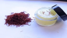 हिवाळ्यात गुलाबी ओठांसाठी घरच्या घरी बनवा हेल्दी आणि हर्बल लिप बाम.....