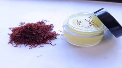 हिवाळ्यात गुलाबी ओठांसाठी घरच्या घरी बनवा हेल्दी आणि हर्बल लिप बाम.....