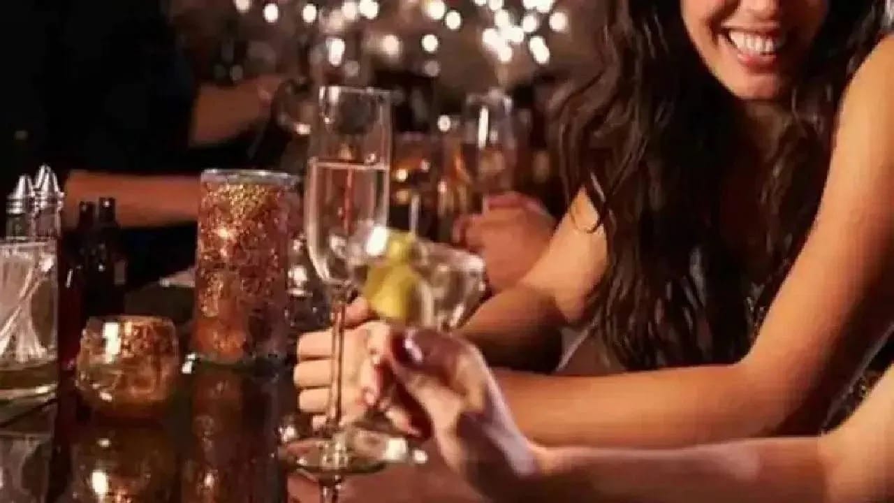 अनेकदा पार्टी असो किंवा मित्र-मैत्रिणींचे गेट-टुगेदर पुरुषांच्या तुलनेत महिलांना दारुची नशा लवकर चढते, असे म्हटले जाते. काही लोक याला दारु पचवण्याची ताकदीसोबत जोडतात. पण विज्ञानानुसार, हे केवळ मनाचे खेळ नसून त्यामागे शरीराची एक खास रचना काम करत असते.