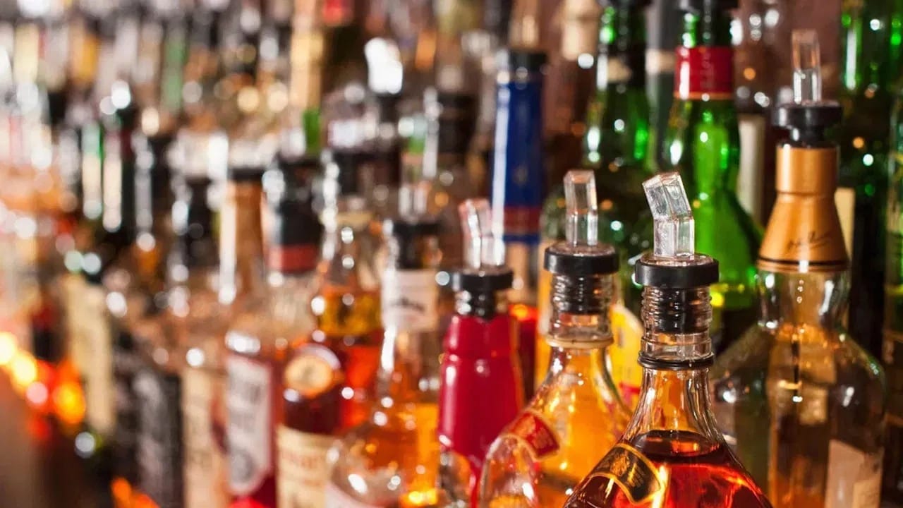 विज्ञानानुसार, पुरुषांच्या शरीरात पाण्याचे प्रमाण महिलांच्या तुलनेत जास्त असते. दारू शरीरात गेल्यावर ती रक्तात आणि पाण्यात विरघळते. पुरुषांच्या शरीरात जास्त पाणी असल्याने दारू त्यात मिसळते आणि सौम्य किंवा फिक्की पडते.