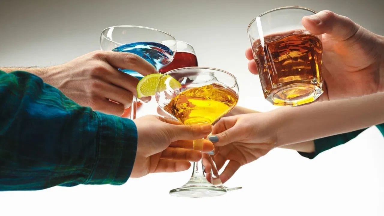 थोडक्यात सांगायचे तर, महिलांची शरीररचना ही पुरुषांपेक्षा वेगळी असते. कमी पाणी, कमी पाचक घटक (Enzymes) आणि जास्त चरबी या तीन गोष्टींमुळे महिलांना मद्याचा परिणाम लवकर जाणवतो. म्हणूनच महिलांसाठी मद्यपान हे आरोग्याच्या दृष्टीने पुरुषांपेक्षा अधिक घातक ठरू शकते.