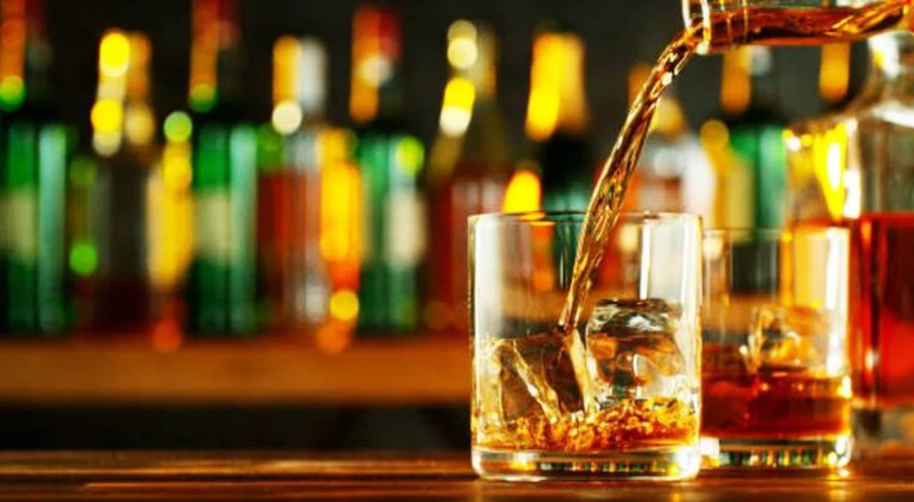 अनेकजण आवडीने मद्यप्राशन करतात. काही लोकांना तर मद्यपानाची सवयच लागून जाते. मद्य जेवढे जुने तेवढे ते प्यायला चांगले, असे मानले जाते. परंतु एकदा मद्याचे झाकन उघडले की ते किती दिवसांच्या आता प्यायला हवे, असे नेहमीच विचारले जाते. 