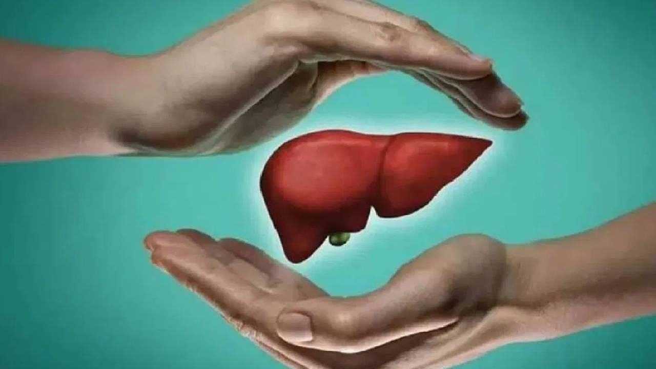 सर्वात सामान्य लक्षण म्हणजे पोटाच्या वरच्या उजव्या बाजूला हलकी पण सततची वेदना किंवा दाब जाणवणो. चालता बसता उठता पोटात दु:खण्यास सुरूवात होते. 