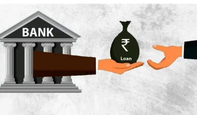 भारत यात कोणत्या स्थानावर आहे, याबाबतही विचारणा होत आहे. अमेरिका या देशावर इतर देशांच्या तुलनेत सर्वाधिक कर्ज आहे. या देशावर साधारण 38.3 ट्रिलियन डॉलर्स कर्ज आहे. सैन्यावरचा खर्च, कल्याणकारी योजना यावर होणाऱ्या अतिरिक्त खर्चामुळे या देशाला कर्ज घेण्याची वेळ वारंवार येते.