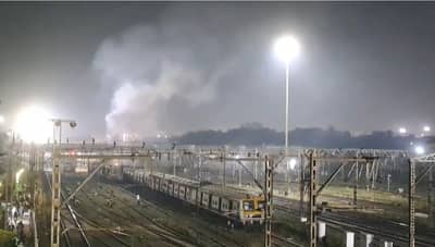 कुर्ला स्थानकात उभ्या असलेल्या लोकलला आग, धुराचे लोळ उठल्याने घबराट