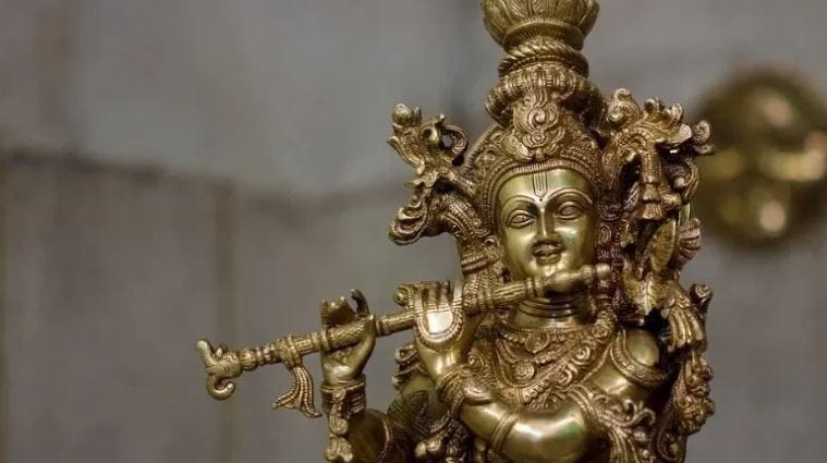 भगवान श्रीकृष्णाची बासरी ही फक्त एक बासरी नाही ती प्रेम, भक्ती, दिव्यतेचं एक प्रतिक आहे. महादेवना ही बासरी ऋषीमुनी दधीची यांच्या अस्थीपासून तयार केली होती असे म्हणतात. जेव्हा जेव्हा भगवान कृष्णाचा उल्लेख होतो, तेव्हा तेव्हा त्यांच्याजवळ असलेल्या बासरीचाही संदर्भ नेहमीच येतो.