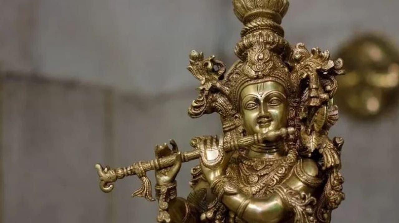 भगवान श्रीकृष्णाची बासरी ही फक्त एक बासरी नाही ती प्रेम, भक्ती, दिव्यतेचं एक प्रतिक आहे. महादेवना ही बासरी ऋषीमुनी दधीची यांच्या अस्थीपासून तयार केली होती असे म्हणतात. जेव्हा जेव्हा भगवान कृष्णाचा उल्लेख होतो, तेव्हा तेव्हा त्यांच्याजवळ असलेल्या बासरीचाही संदर्भ नेहमीच येतो.