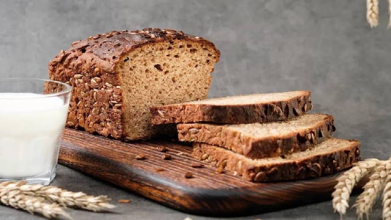 पण कोणत्याही ब्रेडने वजन वाढण्याची शक्यता असते. दररोज तुम्ही ब्राऊन ब्रेड खात असाल तर आजच सावध व्हा आणि ब्राऊन ब्रेड खाणे टाळाच. 