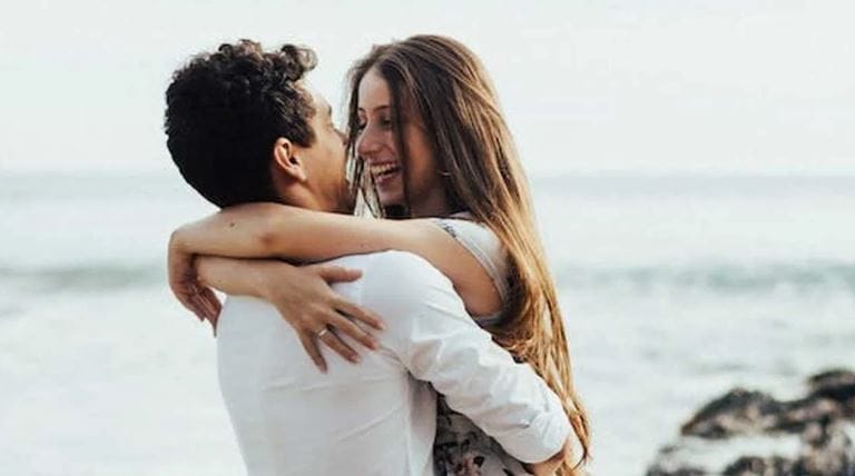 भारतीय कायद्याअंतर्गत विशेषत: हिंदू विवाह अधिनियमाअंतर्गत एक लग्न झालेले असताना दुसरे लग्न करणे गुन्हा आहे. म्हणजेच लग्न झालेल्या पुरुषासोबत महिला राहात असेल तर तिला पत्नी म्हणून मान्यता मिळत नाही. 