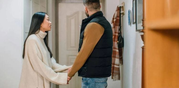  महिला किंवा पुरुषाचे अगोदर लग्न झालेले असतानाही लिव्ह इनमध्ये राहणाऱ्या किंवा अनैकित संबंध असणाऱ्या पुरुष आणि स्त्रीने दुसरे लग्न केले तर भारतात तो गुन्हा ठरतो. अशा प्रकरणात संबंधित पुरुषाची पहिली पत्नी कायदेशीर कारवाई करू शकते. पोटगी तसेच  कायद्यात अंतर्भूत असलेल्या नियमानुसार भरपाईची मागणी करू शकते.   