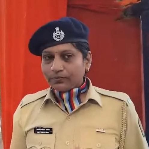 मला निलंबित केलं तरी चालेल. वेळ प्रसंगी मी मातीकाम करेन पण बाबासाहेबांचं नाव पुसू देणार नाही, असा पवित्राच त्यांनी घेतला आहे. विशेष म्हणजे शासकीय नोकरीच्या गणवेशात असताना त्यांनी महाजन यांच्यावर आक्षेप घेतल्याने त्यांचा व्हिडीओ सोशल मीडियावर चांगलाच व्हायरल होतोय. 