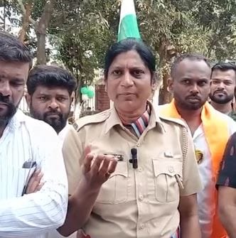 नाशिक जिल्ह्यातील प्रजासत्ताक दिनानिमित्त आयोजित करण्यात आलेला शासकीय कार्यक्रम चांगलाच चर्चेत आला आहे. या कार्यक्रमात मंत्री गिरीश महाजन यांनी संपूर्ण भाषणात डॉ. बाबासाहेब आंबेडकर यांचे नाव घेतले नसल्याचे बोलले जात आहे. 