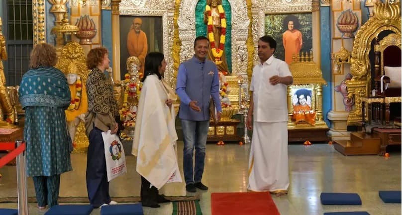  डेल्सी रोड्रिगेज यांचे साई प्रेम भारत प्रवासात स्वच्छपणे दिसले. त्यांनी २०२३ आणि अलिकडेच ऑक्टोबर २०२४ मध्ये आंध्रप्रदेश येथील पुट्टापार्थीचा दौरा केला होता. त्यांना सत्य साईबाबांच्या समाधीवर माथा टेकला होता.या दौऱ्याचे फोटो आता व्हायरल होत आहेत. 