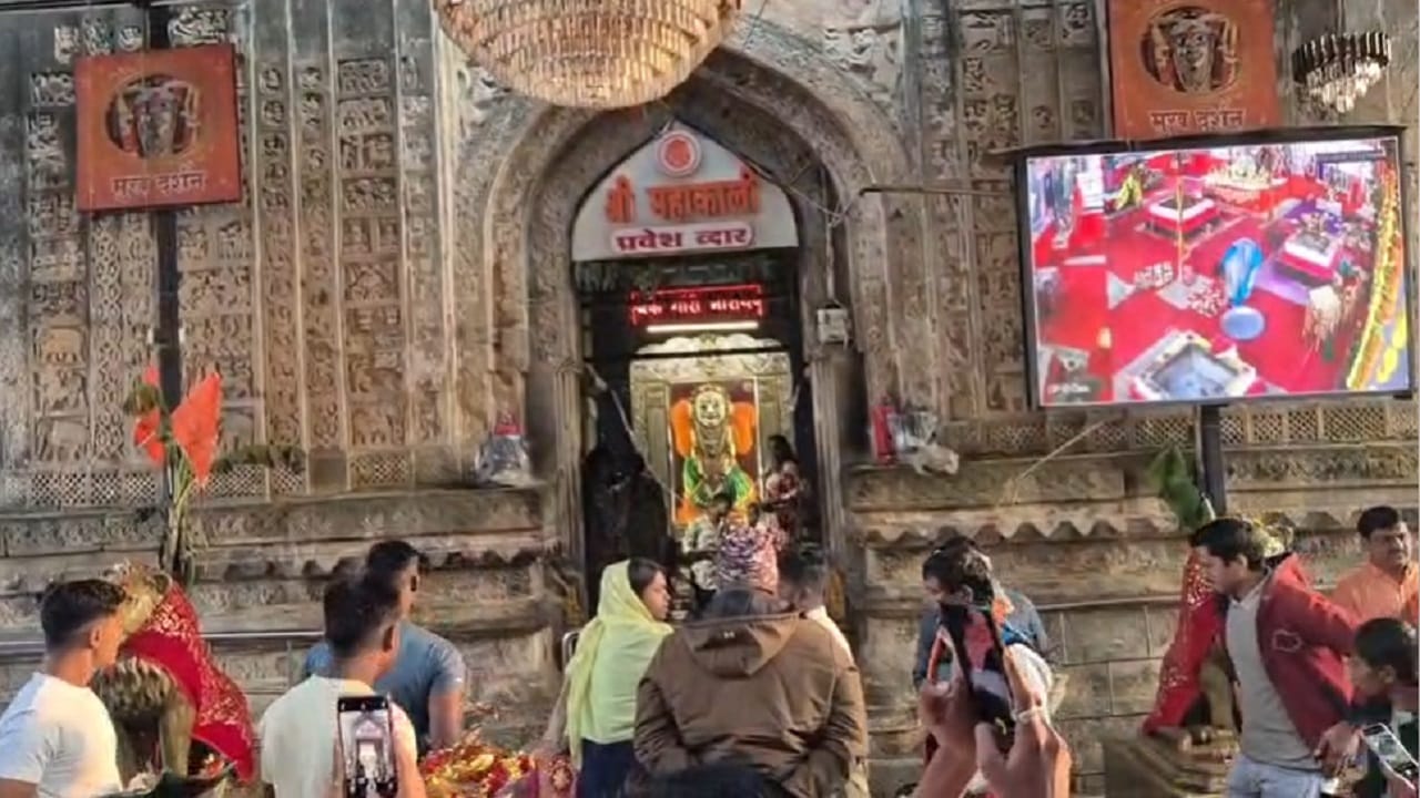 चंद्रपूरकरांची नववर्ष सुरुवात आराध्य दैवत देवी महाकाली दर्शनाने झाली. नवीन वर्षी नव्या संकल्पासह देवीभक्त माता महाकाली चरणी दर्शनासाठी दाखल झाले. पुरातन देवी महाकाली मंदिरात भाविकानी पहाटेपासून गर्दी केली. 
