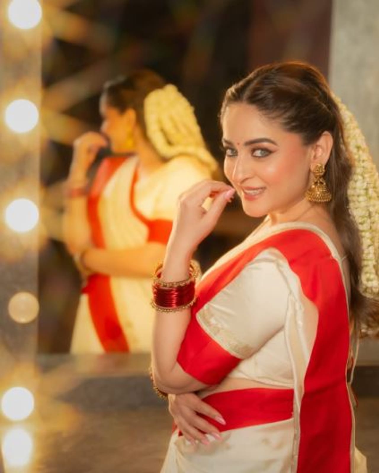 सिनेविश्व, अभिनय क्षेत्र हे फारच विचित्र आहे. या क्षेत्रात रोज नवनवी आव्हाने निर्माण होतात. सामाजिक प्रथा, परंपरा यांचा अडसर दुर सारून कलाकारांना त्यांचे करिअर घडवावे लागते. यात महिलांच्या वाट्याला येणारा संघर्ष तर फार मोठा असतो. 