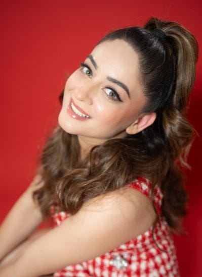 सोबतच तिचे इन्स्टाग्रावर लाखोंनी फॉलोअर्स आहेत. माही विज आणि जय भानुशाली या दोघांनी लग्न केले होते. या दोघांनही नुकताच घटस्फोट घेतला आहे. तिला सुरुवातीला मुल होत नव्हते. पाच वर्ष प्रयत्न केल्यानंतर आयव्हीएफच्या माध्यमातून तिला मुलगी झाली.