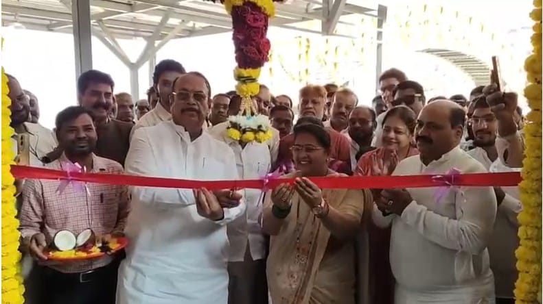  मलंगगडावरील बहुप्रतिक्षित फ्युनिक्युलर ट्रेनचे उद्घाटन आमदार किसन कथोरे आणि आमदार सुलभा गायकवाड यांनी केले आहे. या फ्युनिक्युलर ट्रेनमुळे मलंगगडावर जाण्यासाठी लागणारा 2 तासांचा पायी प्रवास आता अवघ्या 7 मिनिटांवर आला आहे. या ट्रेनमुळे मलंगगडावर येणाऱ्या भाविकांच्या संख्येत मोठी वाढ होईल तसच इथल्या पर्यटनालाही चालना मिळणार आहे.