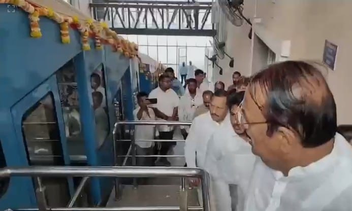  कल्याणजवळचे मलंगगड हे ठाणे जिल्ह्यातील प्रसिद्ध धार्मिक स्थळ आहे. येथे  हिंदू-मुस्लिम भाविक दोन्ही दर्शनाला येत असतात. सह्याद्रीच्या डोंगररांगेत असलेल्या मलंगगडावर जाण्यासाठी भाविकांना 2 तासांची पायपीट करावी लागते.