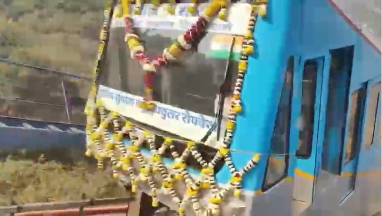 मात्र वणी गडावरील रेल्वेसेवा सुरू झाल्यानंतरही मलंगगडाचा प्रकल्प अनेक दिवस रखडला होता. मात्र बऱ्याच अडथळ्यानंतर अखेर मंलगगडावरील रेल्वेसेवाही सुरू झाली आहे.