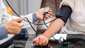 रोजच्या या चुकांमुळे हळूहळू वाढतंय तुमचं बीपी, वेळीच द्या लक्ष.