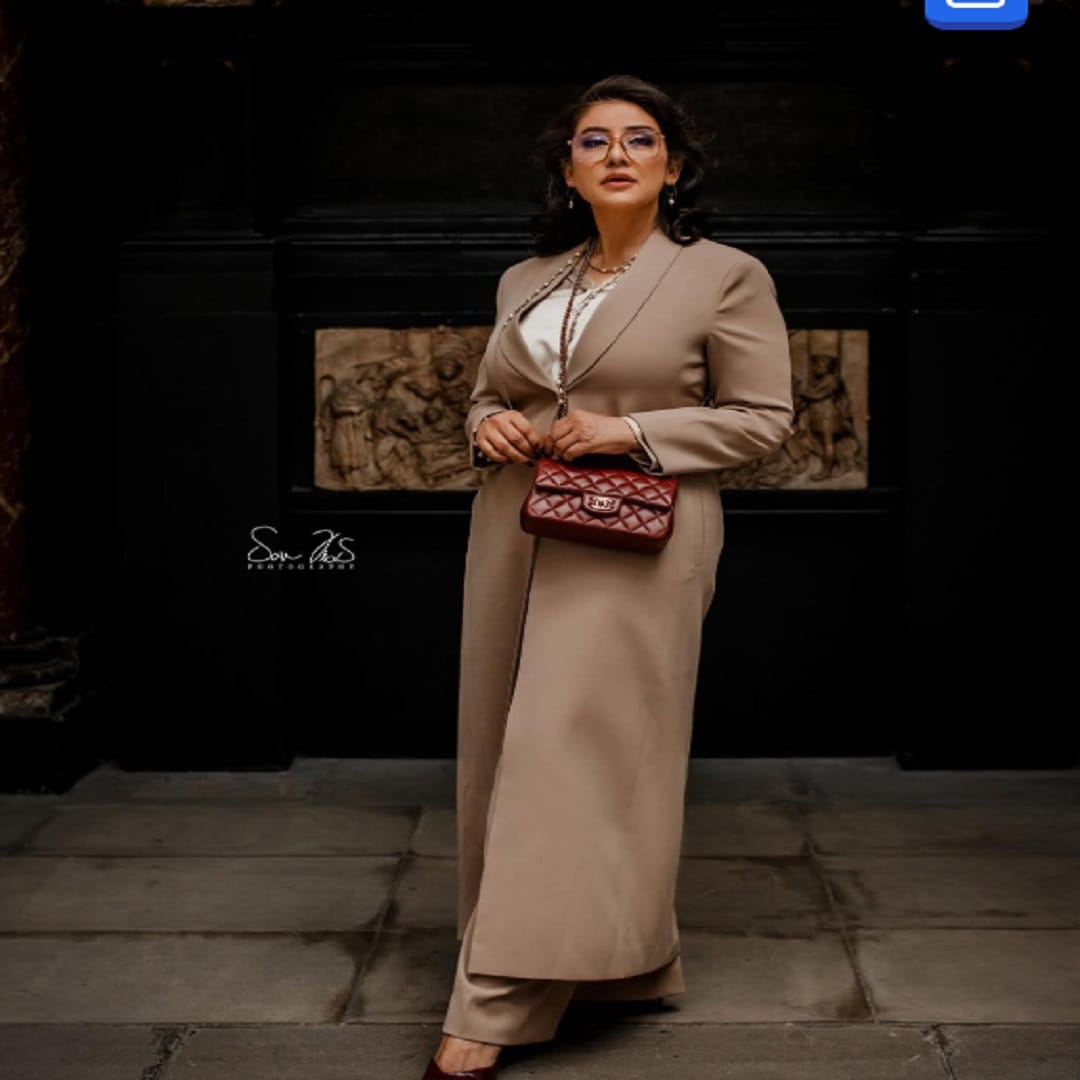 एक काळ असा होता, जेव्हा अभिनेत्री मनिषा कोईराला हिने बॉलिवूडवर राज्य केलं. आता मनिषा बॉलिवूडमध्ये सक्रिय नसली तरी ऑटीटी प्लॅटफॉर्म आणि सोशल मीडियावर सक्रिय असते. सोशल मीडियावर तिच्या  चाहत्यांची  संख्या देखील मोठी आहे. 