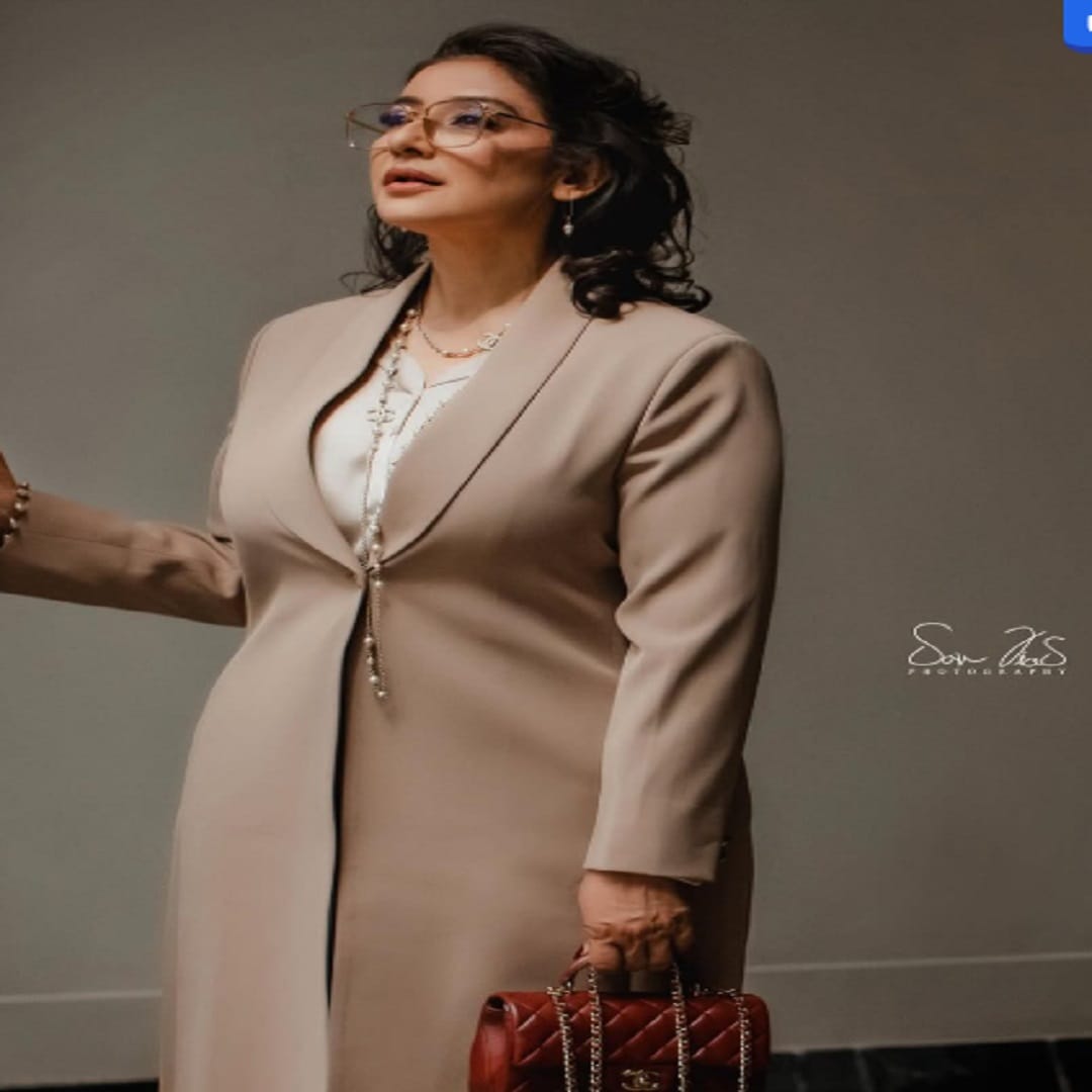 मनिषा सोशल मीडियावर कायम सक्रिय असते. सोशल मीडियावर तिच्या चाहच्यांची संख्या देखील मोठी आहे. चाहत्यांच्या संपर्कात राहण्यासाठी अभिनेत्री फोटो आणि व्हिडीओ सोशल मीडियावर पोस्ट करत असते.