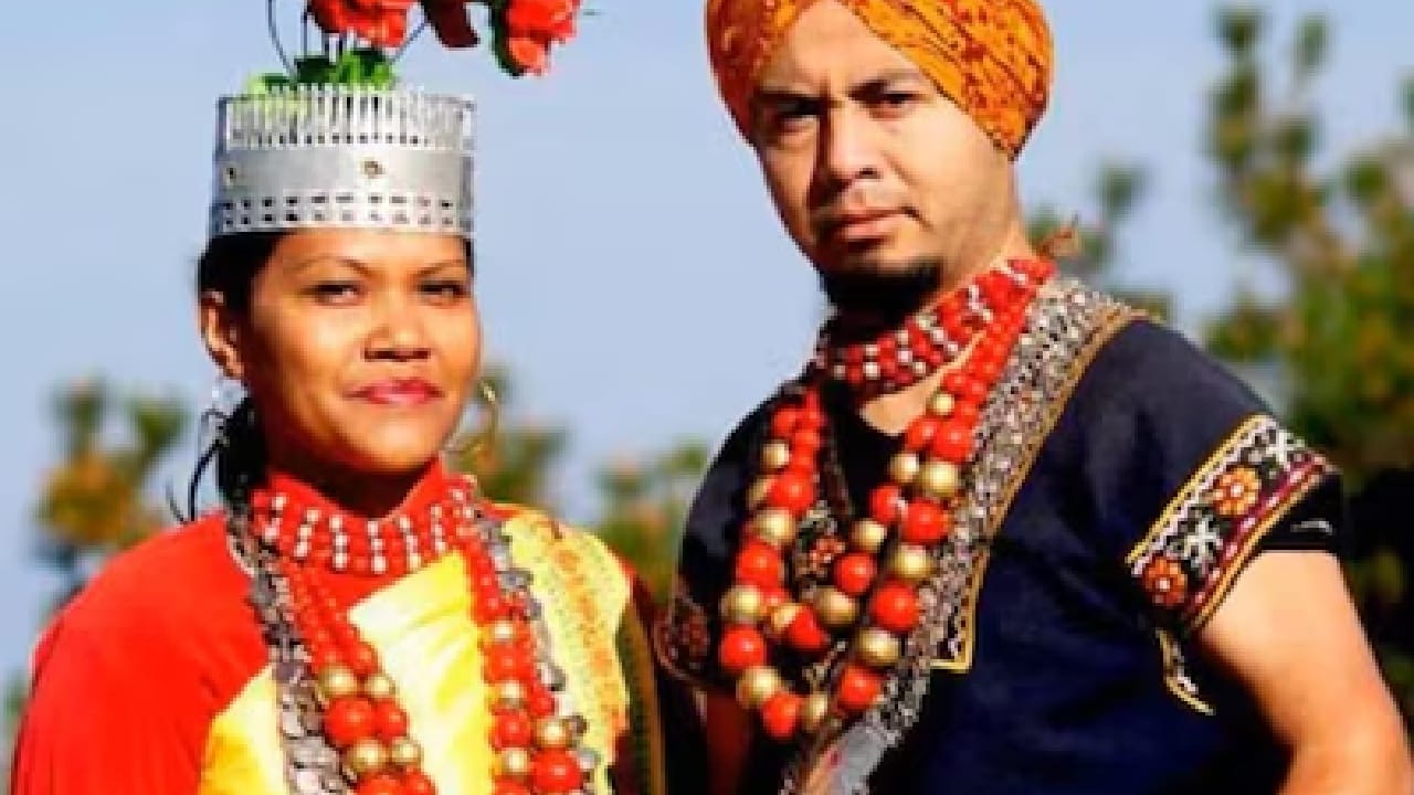 यामध्ये अनेक लोक त्यांच्या नावापुढे वडिलांचे आडनाव वापरतात तर खासी जमातीमध्ये त्यांच्या नावापुढे आईचे आडनाव वापरतात. यामुळे तिथे मुले त्यांच्या वडिलांच्या नाही तर आईच्या नावाने ओळखली जातात. 