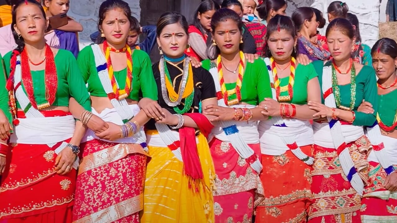 खासी समाज हा ईशान्येकडील मेघालय राज्यात राहतो. या समुदायात मुलींना संपत्ती ही वारसाने मिळते. याचा अर्थ मुलगी आयुष्यभर तिच्या आईसोबत राहू शकते. 