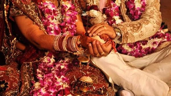 Vastu Shastra : लग्नपत्रिका छापताना कधीच करू नका ही चूक, ...अन्यथा सुखी संसार होईल उद्ध्वस्त