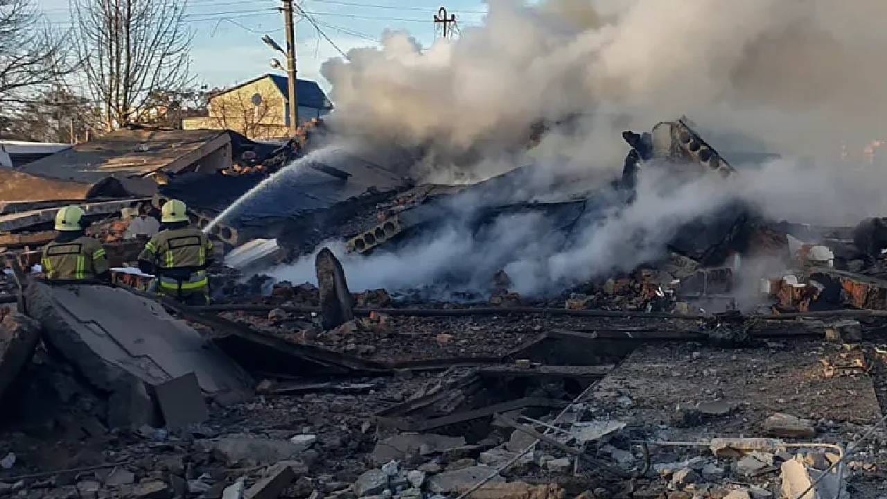 ज्याची भीती तेच घडल... युक्रेनवर अत्यंत मोठा हल्ला, भयंकर विनाश, तब्बल इतक्या लोकांचा मृत्यू.. ज्याची भीती तेच घडल... युक्रेनवर अत्यंत मोठा हल्ला, भयंकर विनाश, तब्बल इतक्या लोकांचा मृत्यू..