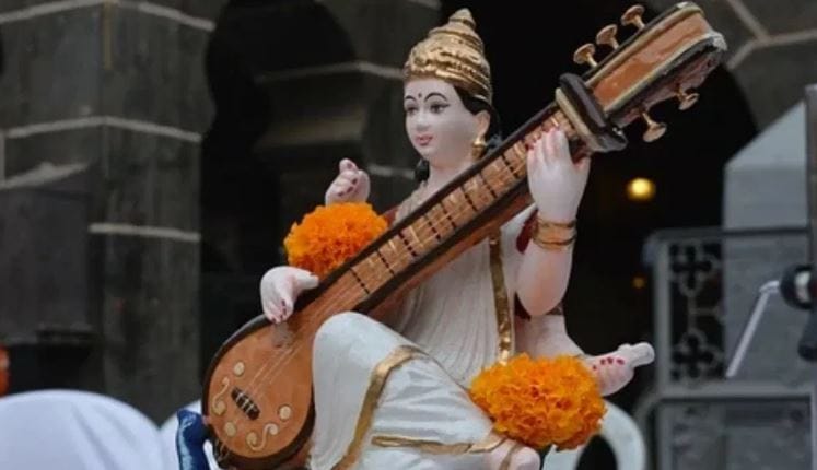 माता सरस्वतीचा फोटो किंवा मूर्ती खरेदी करण्याअगोदर सरस्वती विराजमान झालेली आहे की उभी आहे, हे अगोदर पाहून घ्यावे. सरस्वती उभी असलेली मूर्ती घेऊन आल्यास तुमच्या आयुष्यात अस्थिरता निर्माण होऊ शकते. तसेच मानसिक तणावाचाही सामना करावा लागू शकतो. त्यामुळे शांत, स्मितहास्य करत असलेली माता सरस्वतीची मूर्ती किंवा फोटो घरी घेऊन यावे.