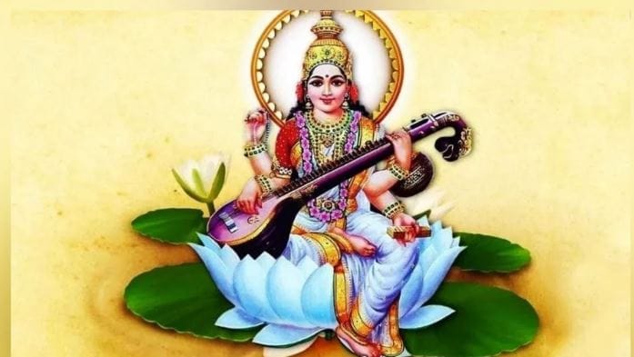 यासह माता सरस्वतीच्या फोटोसोबत कमळाचे पुष्प आणि हंस असे दोघेही असायला हवेत. कमळ हे जान आणि पवित्रतेचे प्रतिक मानले जाते. तर हंस हा विवेक आणि सत्य असत्यातील फरकाकडे लक्ष वेधतो. ज्या फोटोमध्ये माता सरस्वती कमळ पुष्पावर विराजमान असते, तो फोटो खूप शूभ असतो, असे म्हटले जाते. 