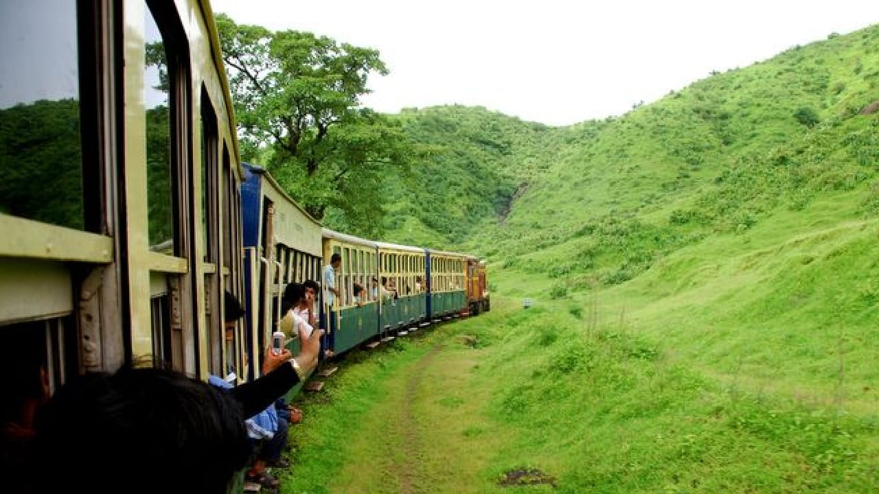 माथेरान- थंडीच्या दिवसांमध्ये माथेरान हे फिरण्यासाठी खूप सुंदर ठिकाण आहे. येथील वातावरण आणि छोट्या ट्रेनमध्ये बसून तेथील परिसर पाहण्यासारखा आहे. त्यासोबत तिथे राहण्याची देखील खास सोय आहे. 
