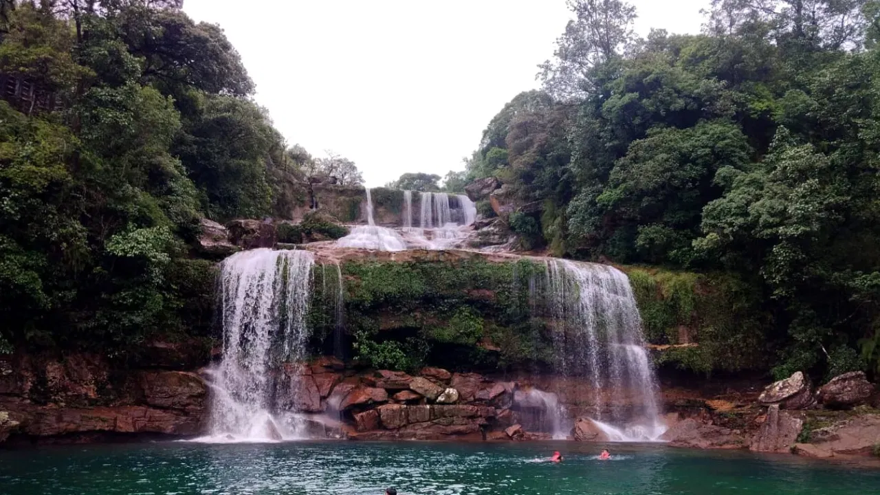 मौसिनरामची ओळख ही भारतामधील सर्वाधिक पावसाचं ठिकाण म्हणून आहे. येथे वर्षभर दमदार पाऊस पडतो. त्यामुळे हिरवीगार डोंगररांग, धबधबे, दऱ्या आणि ढगांनी वेढलेलं वातावरण पाहायला मिळतं.