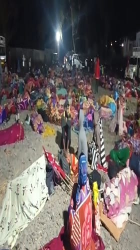 मूलभूत प्रशनाच्या मागणीसाठी थंडीच्या कडाक्यात रात्रभर मोर्चेकरी मनोरमध्ये वस्तीला.