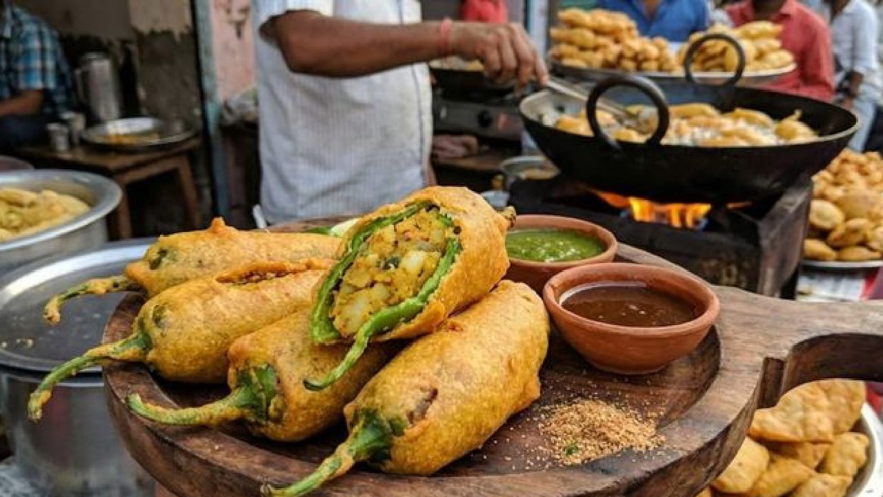 क्रिस्पी मिरची वडा बनवण्यासाठी सर्वप्रथम तुमच्या आवडीनुसार मोठ्या हिरव्या मिरच्या घ्या. मिरची मधोमध उभी कापा, मात्र मिरची पूर्णपणे कापू नका. आता एका भांड्यात उकडलेले बटाटे, मीठ, लाल तिखट आणि धणे पावडर घालून मिश्रण नीट मळून घ्यावे. तयार हे मिश्रण चिरलेल्या मिरच्यांमध्ये भरा.